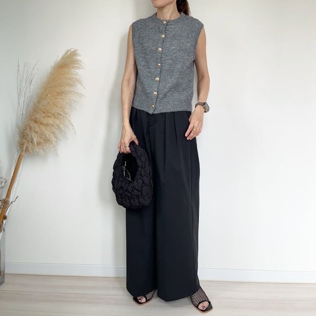 GUのブラックの「ベルテッドワイドパンツ」 