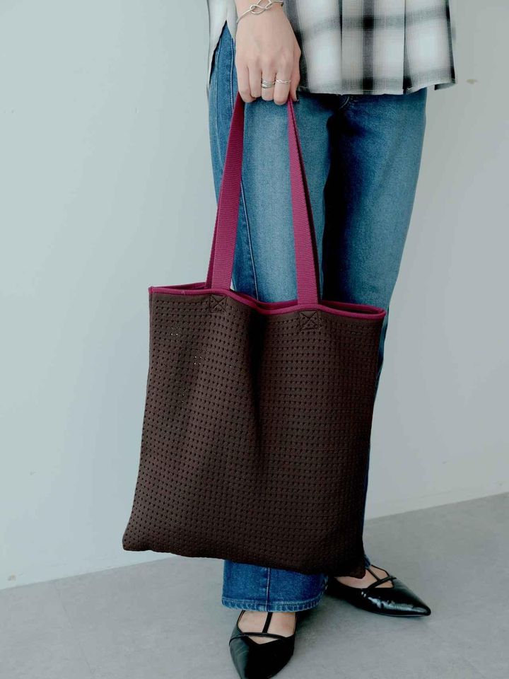 画像: アイレットメッシュのトートバッグは、トレンドのブラウンをチョイス。ベリーカラーとの配色が可愛い！