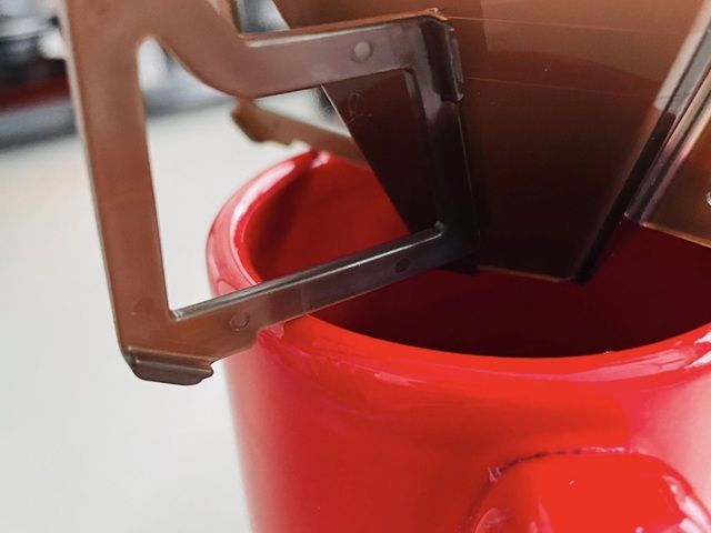 ダイソー「ドリップバッグが浸からないドリップバッグスタンド」ツメ付きだから安心