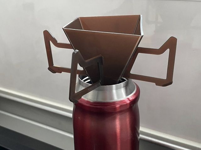 ダイソー「ドリップバッグが浸からないドリップバッグスタンド」ミニボトルにもOK