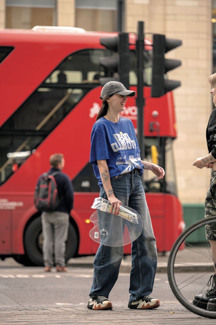 超定番のデニム×Tシャツコーデは着方の工夫をするだけで即垢抜け
