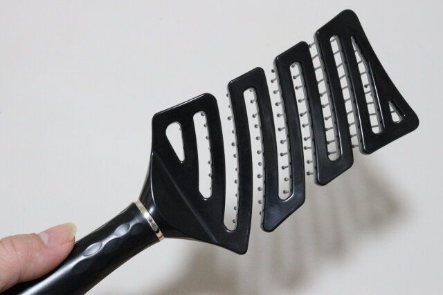 ダイソーのドライヤーにもってこいな乾きやすいブローブラシ（25.8cm×7.5cm）