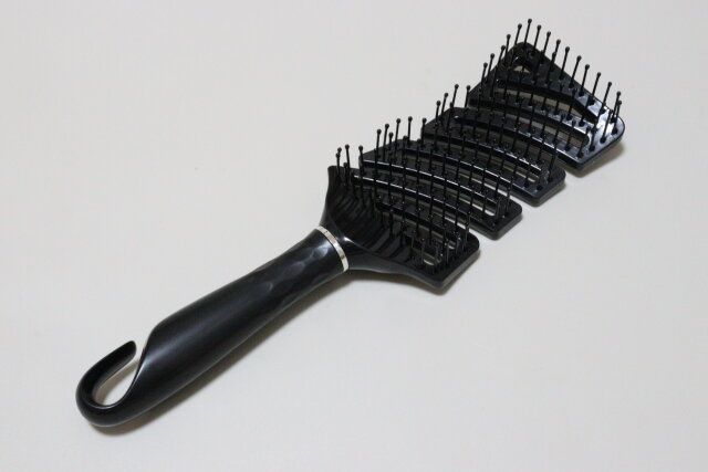 ダイソーの乾きやすいブローブラシ（25.8cm×7.5cm）の全体像