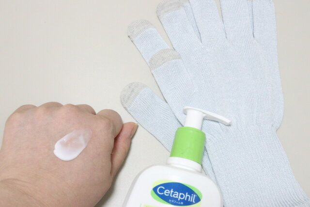 ダイソーのハンドクリームを塗って使うおうちケアニットグローブ（ロング丈、タッチパネル対応）