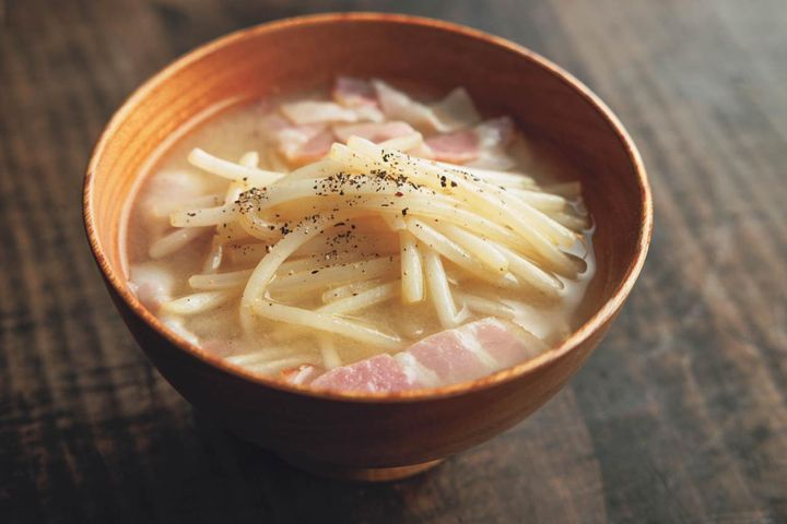 だし不要で即デキ！【笠原将弘さん】の「汁レシピ」2選「塩さばの船場汁風」「ベーコン、もやし、バターのみそ汁」