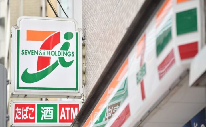 セブン‐イレブン・ジャパンが3月から定番商品として売り出したカップ麺「セブンプレミアム わかめたくさん あさりだし塩ラーメン」が4日～5日にかけて、突如、SNS上で話題になりました。