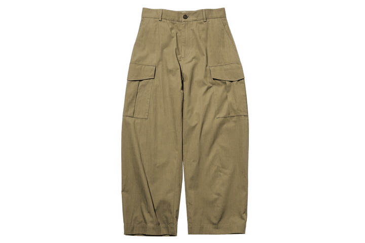 〈スタジオ ニコルソン〉のカーゴパンツ