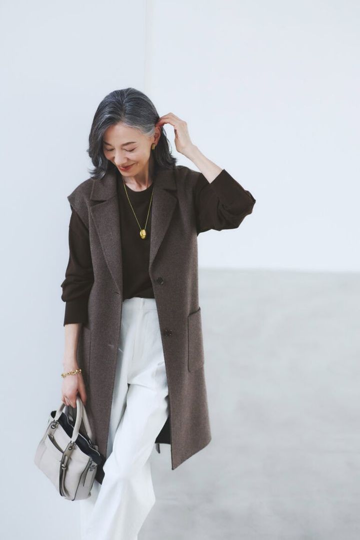 ジレ¥74,800／セオリーリュクス（リンク・セオリー・ジャパン）、ニット¥16,000／バナナ・リパブリック、パンツ¥17,490／ドゥクラッセ、イヤリング¥9,180、ブレスレット¥12,100／ともにアビステ、ネックレス ¥9,020／プチ・モーメント（ズットホリック）、バッグ¥139,700／ロンシャン（ロンシャン・ジャパン）