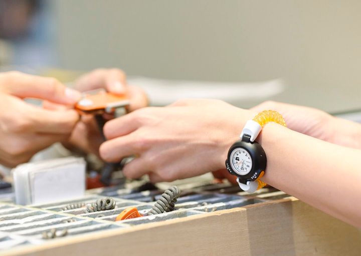 バンドは、温浴施設で馴染みのある鍵のカールバンドを採用し、着脱のしやすさもこだわりが光る。