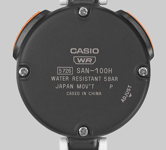 裏蓋のネジが肌に触れにくい構造にすることで、長時間の着用でも不快感を与えないように配慮するなど、細部に至るまでサウナでの使いやすさを追求している。