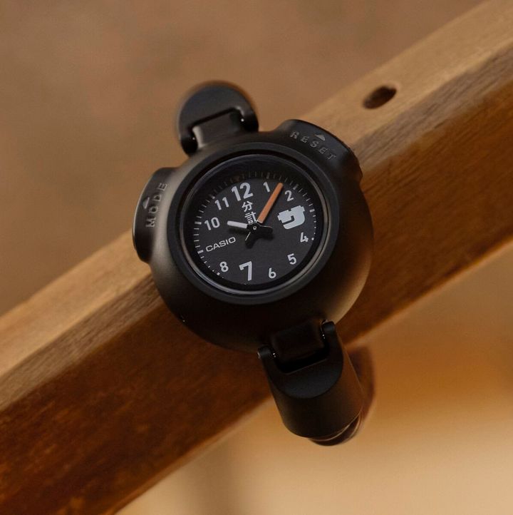 また、100℃までのサウナでも動作する耐熱設計に加えて、防水設計のケースに湿気の入りにくい樹脂を採用し、時計内部が曇りにくい工夫も。