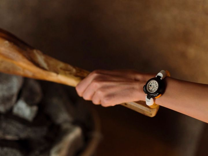 2カラーで楽しめる本作は、サウナ好きへのプレゼントとしても喜ばれるデザインに仕上がっている。カシオ計算機が掲げる 「驚きを身近にする力で、ひとりひとりに今日を超える歓びを。」というパーパスをもとに誕生した新たな名作だ。