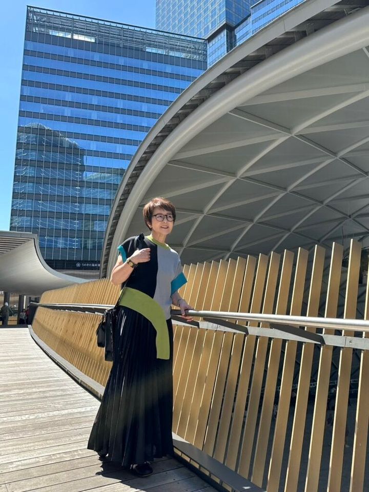 トップス／プラスアズール、スカート／アンスリード、スニーカー／アディダス