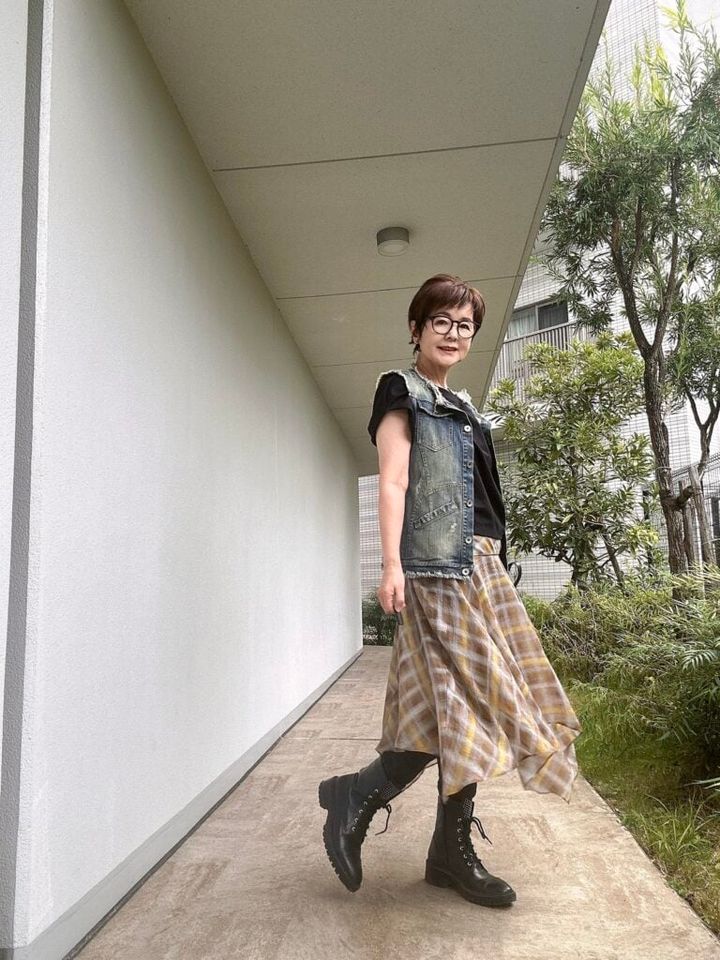 スカート、ブーツ／ZARA、パンツ／ダブルスタンダードクロージング、Tシャツ／gu、ジレ／セレクトショップ