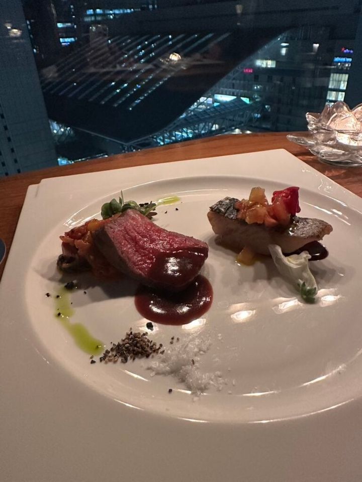 レストラン「梅田ブルーバード」のメインディッシュ