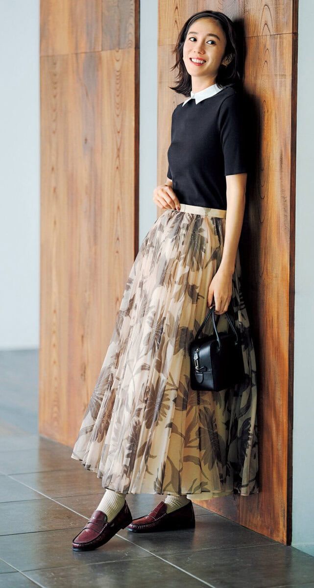 カットソー1万9800円（サードマガジン） スカート9万7900円（エブール／リトルリーグ インク） バッグ6万8200円（メゾン カナウ／ヤマニ） カチューシャ8800円（ジャルダン ドゥ シュブー） ピアス2万5300円（プラウ／フラッパーズ） ソックス660円（靴下屋／タビオ）