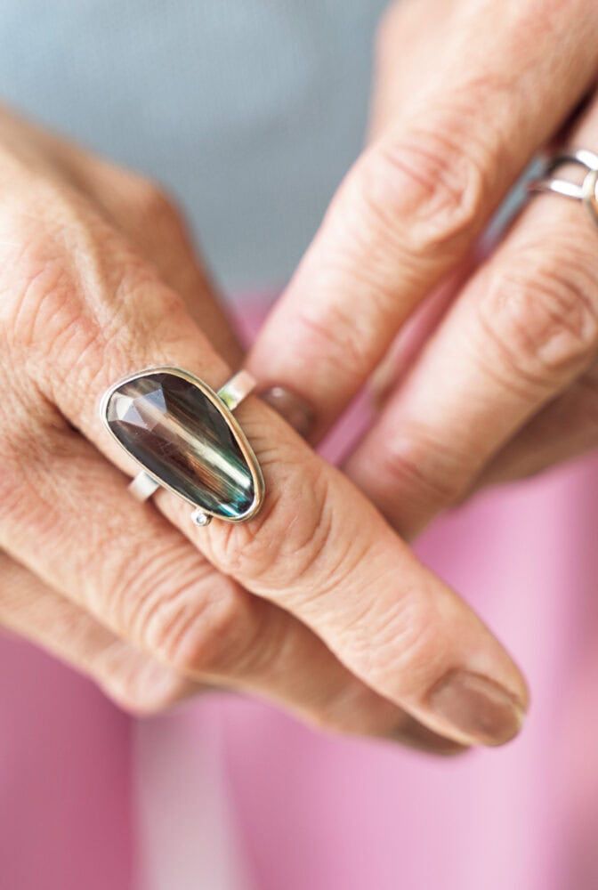 ブラウンの石はアンデシン。グリーンはエメラルド。「『ジャミー・ジョセフ』というブランドの1点物。