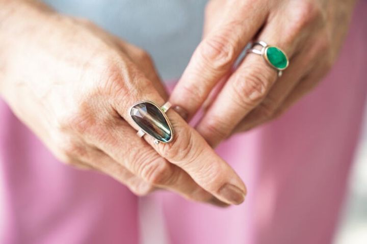 ブラウンの石はアンデシン。グリーンはエメラルド。「『ジャミー・ジョセフ』というブランドの1点物。