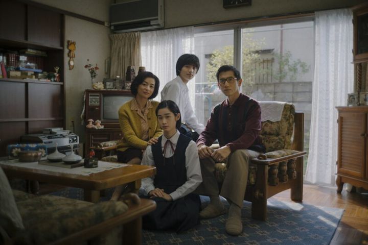 次女役は、尾野真千子。その夫役には本木雅弘。Netflixシリーズ『阿修羅のごとく』独占配信中