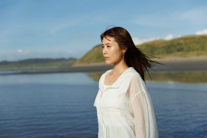 恋人を失ったヒロインを有村架純が演じる。Netflixシリーズ『さよならのつづき』独占配信中