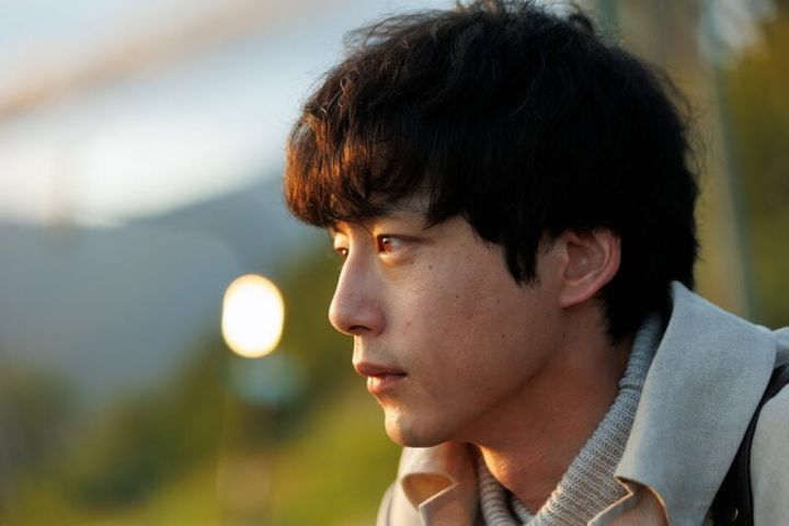 心臓移植を受けたことで他人の記憶を有した成瀬。Netflixシリーズ『さよならのつづき』独占配信中