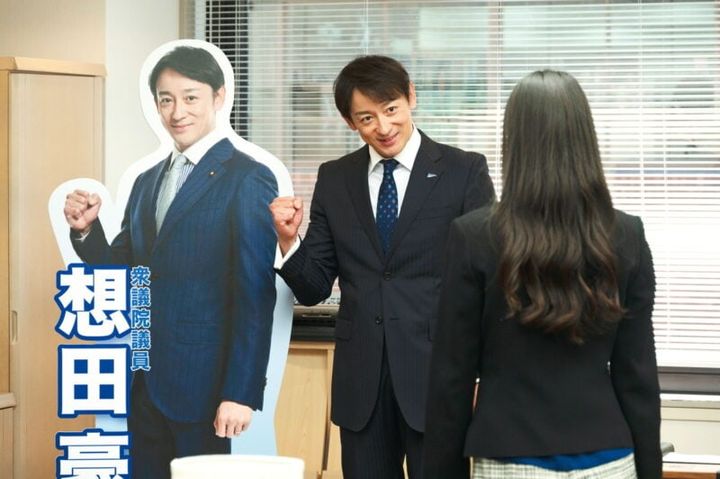 対立候補役の山本耕史。Netflixシリーズ『離婚しようよ』独占配信中