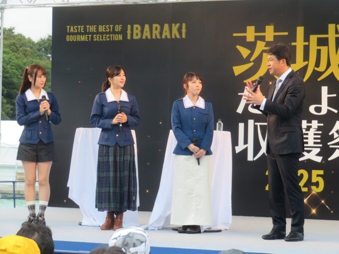 左から渕上舞、茅野愛衣、福圓美里、大井川和彦茨城県知事 