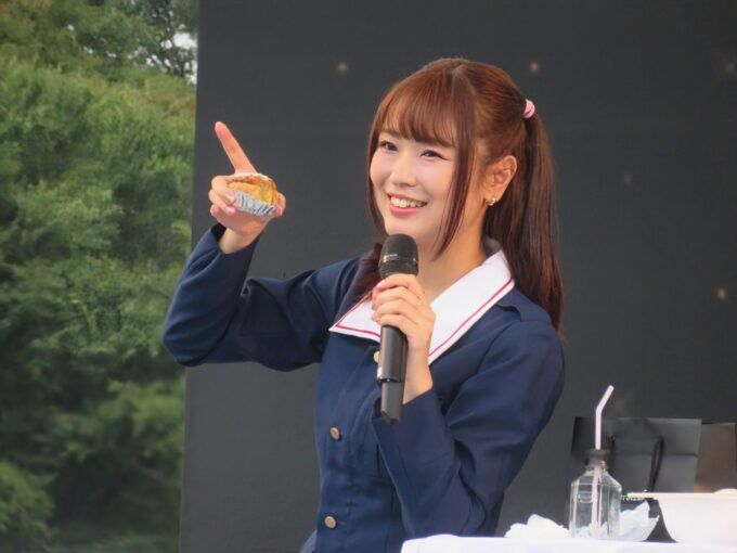 鎧塚俊彦シェフ 「トシ・ヨロイヅカ」のマロンパイを持つ渕上舞