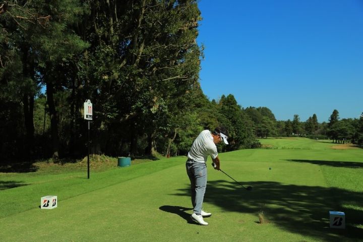 男子プロが”ドッグレッグホール”の攻略法を解説！「よく見てほしいのが…」