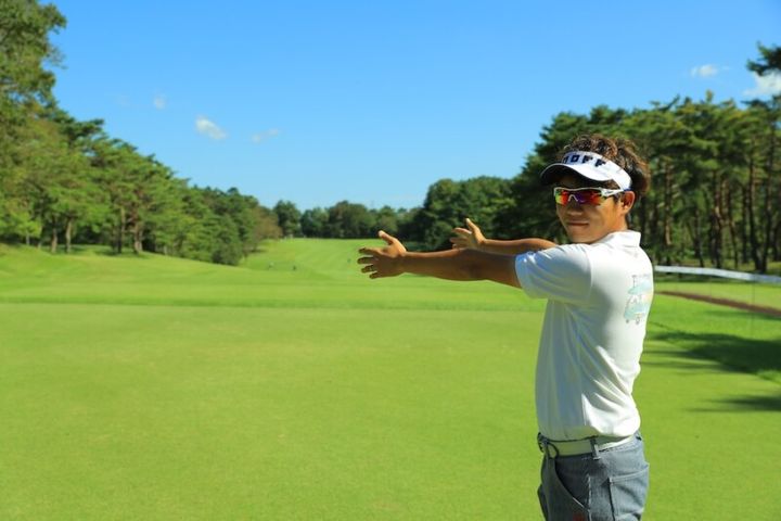 男子プロが”ドッグレッグホール”の攻略法を解説！「よく見てほしいのが…」