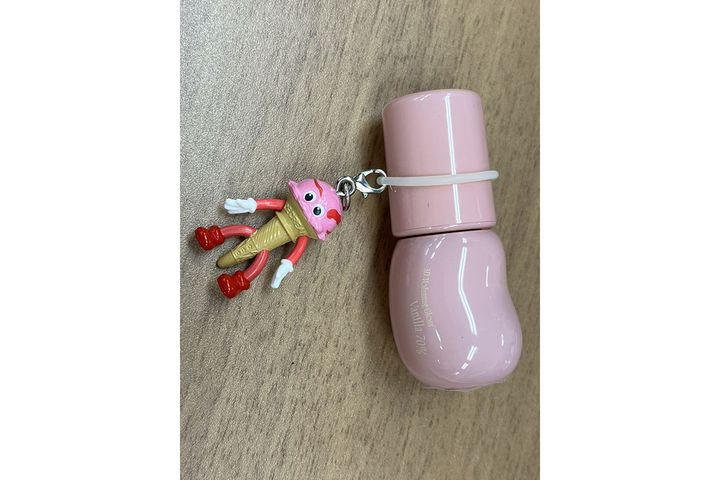 会社のトイレに置き忘れがちなリップも目印を付けて…（画像：編集スタッフR私物）