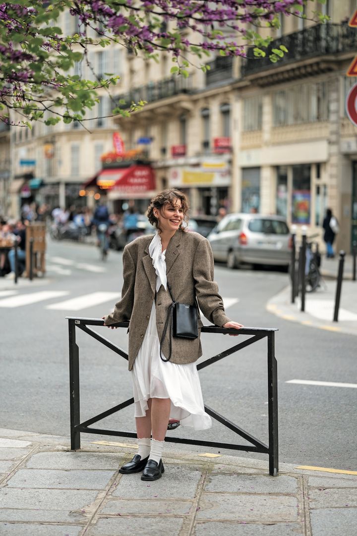 この秋冬におすすめ！メンズジャケットに、白いフリルワンピを合わせたmixコーデ