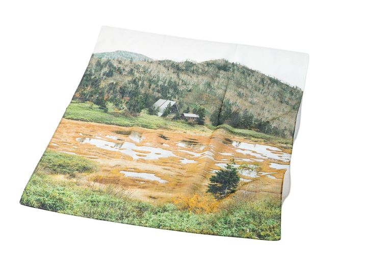 山で見た、忘れられない景色を一枚のハンカチに