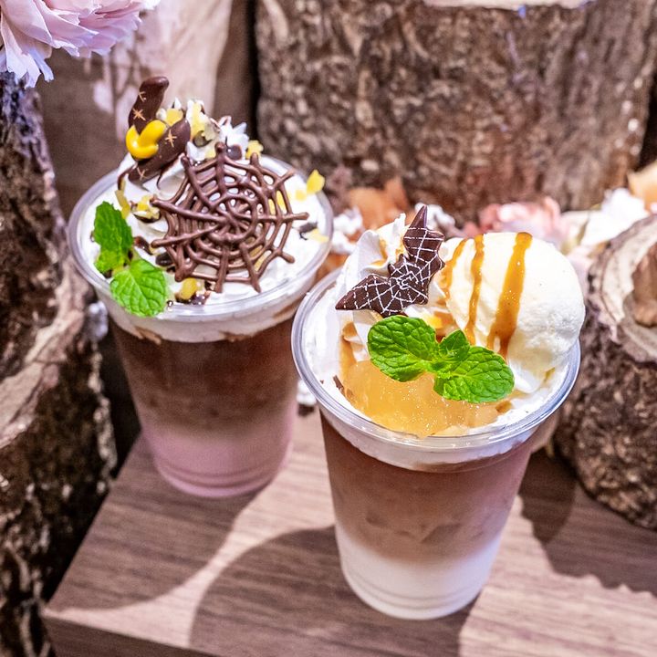 ハウステンボス 森のファンタジアカフェ「アップルキャラメルミルクティー／パープルスイートポテトオレ」