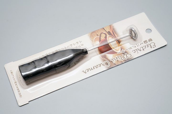 ふわふわミルクが作れるセリアの「電動ミニクリーマー」