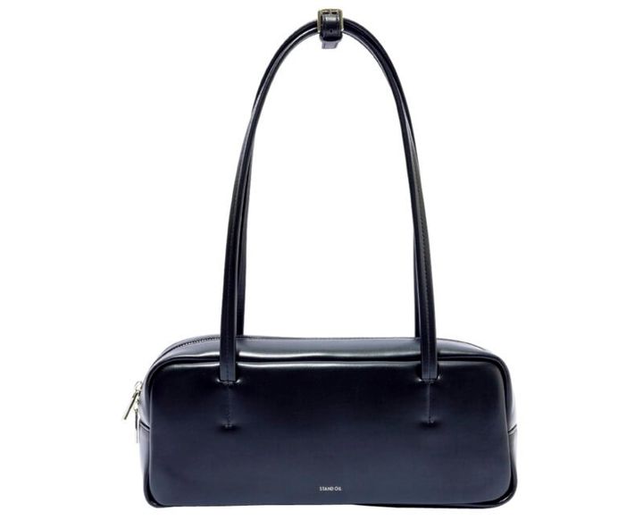 モード感のあるミニマルな黒。柔らかなカーブを描く優しいスクエア形でどんな装いにも映える。[H13.5×W31×D9.5]￥17,160（スタンドオイル／ル タロン 有楽町マルイ店） 