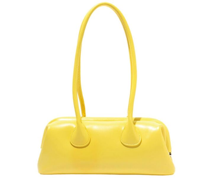 丸みのある台形のボディがフェミニン。持つたびに気分が上がる鮮やかな色は挿し色にも最適。[H14.5×W32.5×D11.5]￥6,600（ヌナ／アンティローザ）