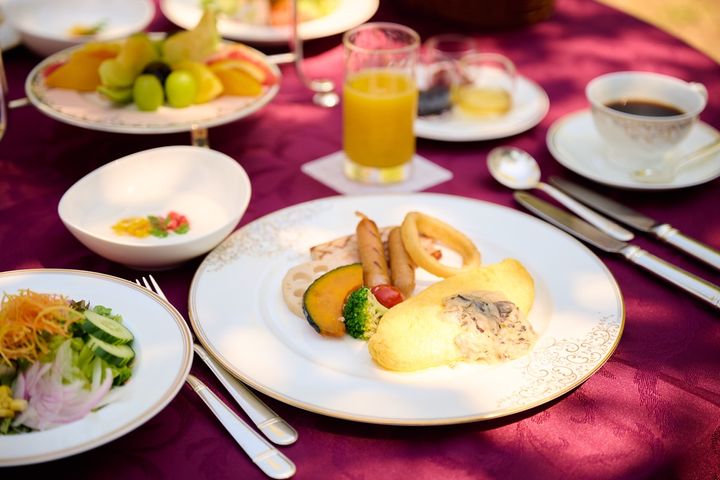 シェフが目の前で仕上げるアツアツのオムレツも