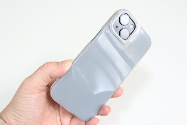 ダイソーのレンズスタンド式ケース（アイフォーン用、15＆14、モノクロ）3