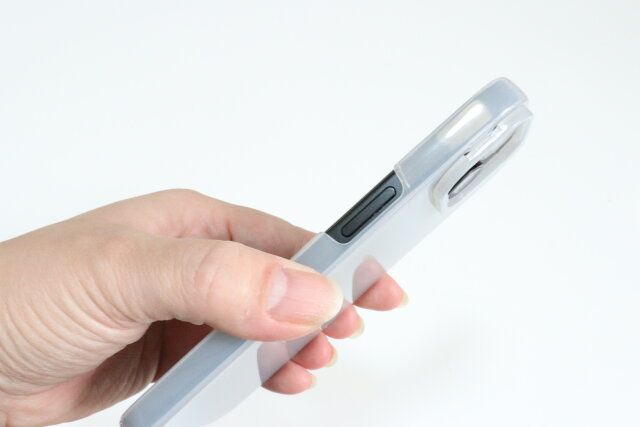 ダイソーのレンズスタンド式ケース（アイフォーン用、15＆14、モノクロ）6