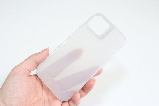 ダイソーのレンズスタンド式ケース（アイフォーン用、15＆14、モノクロ）2