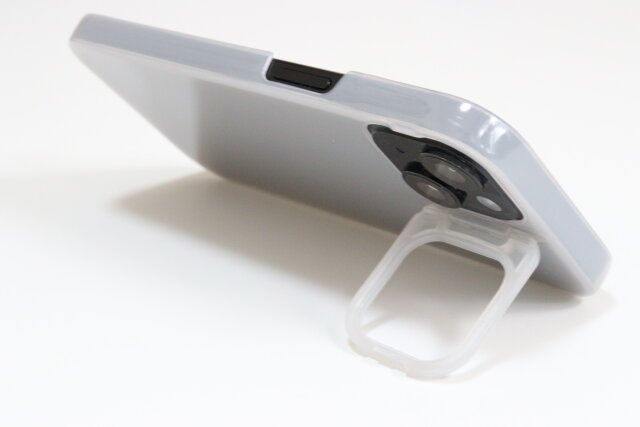ダイソーのレンズスタンド式ケース（アイフォーン用、15＆14、モノクロ）5