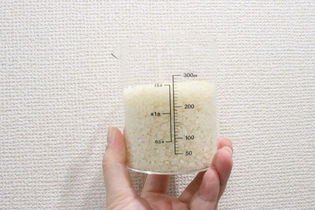 ダイソーのお米の計量ができる耐熱軽量ガラスカップ（お米兼用、300mL）