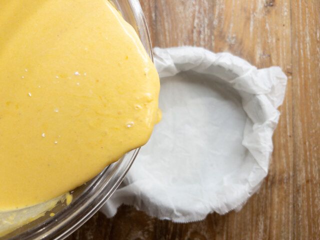 クッキングシートをくしゃくしゃにして水で濡らし、ケーキ型に敷き詰めます。