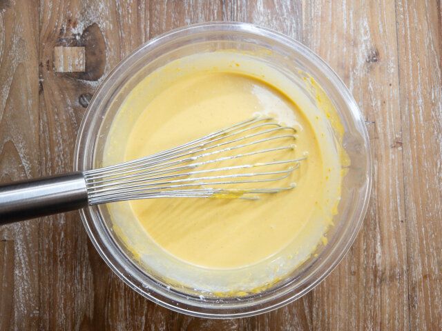 材料の記載順に加え、その都度ホイッパーで滑らかに混ぜ合わせます。