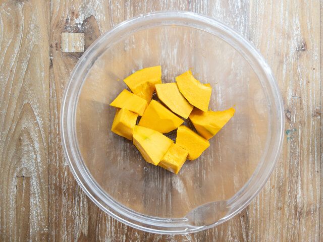 かぼちゃは皮を剥いて 種子とワタを取り除き、2cm角にカットして耐熱性のボウルに入れる。