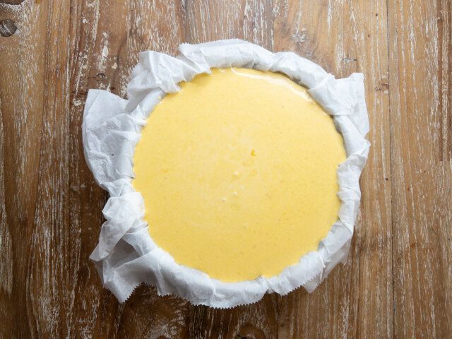 型に生地を流し入れる。