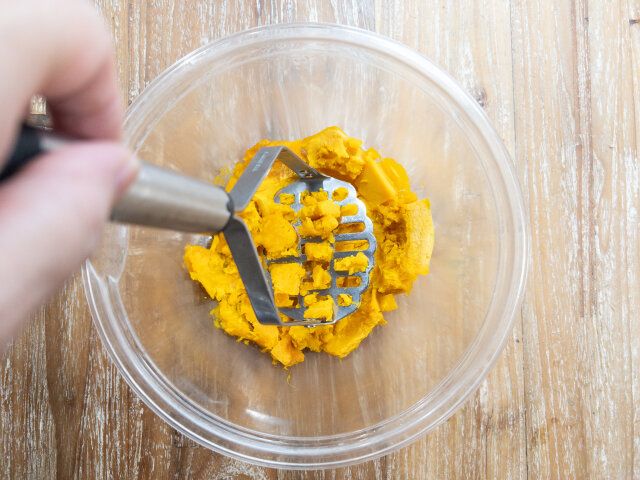 かぼちゃが熱いうちに、マッシャーやフォークを使って潰します。