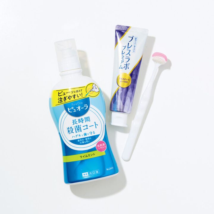 1. 高密度の毛束が舌の細かい凹凸に入り込んだ汚れを浮かせ、ラバー面でしっかりキャッチ。NONIO 舌クリーナー ￥360（編集部調べ）／ライオン 2. ８種の薬用成分で、口臭の２大原因となる汚れと菌を元から除去する歯みがき。ブレスラボ プレミアム 90g ￥1,298（編集部調べ）／第一三共ヘルスケア 3. 口内を洗浄するだけでなく、長時間殺菌コートして歯垢の付着を防ぐ。ノンアルコールタイプ。薬用ピュオーラ洗口液 ノンアルコール［ 医薬部外品］ 420mL ￥577（編集部調べ）／花王