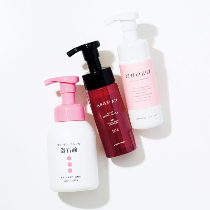 1. デリケートゾーンのpHに合わせた弱酸性の洗浄成分が、腟内を本来の弱酸性に導く。八田先生のクリニックでも扱う。アノワソープ 150mL ￥3,630／アノワ 2. 天然由来成分96％以上。植物成分が汚れを落としながら肌荒れを防ぐ。アルジェラン オーガニック フェムケア ホイップウォッシュジューシィフィグ 150mL ￥1,650／マツキヨココカラ＆カンパニー 3. 雑菌トラブルが起きやすいデリケートゾーンの真菌＆細菌をダブル抗菌。コラージュフルフル泡石鹸（ピンク）［ 医薬部外品］ 300mL ￥2,530／持田ヘルスケア